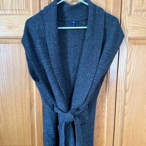 GAP Wrap Around Sweater Vest in gray sz medium